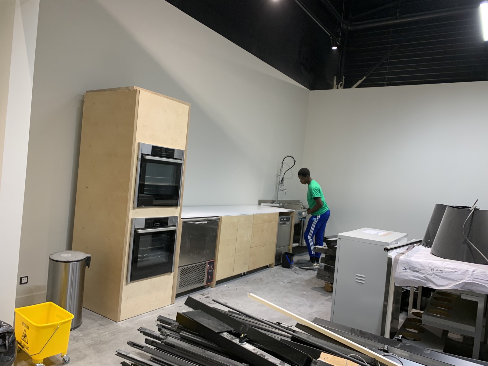 Nettoyage détaillé post-installation d’étagères et gondoles à Bègles