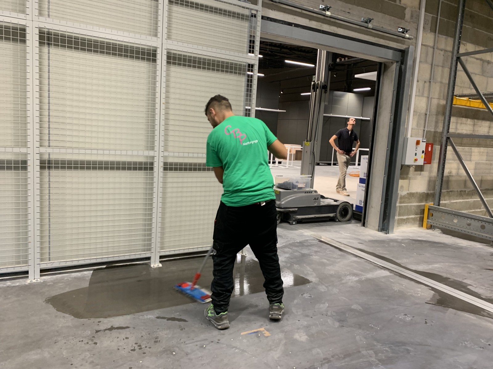 Nettoyage technique de hangars logistiques à Blanquefort : dégraissage des sols béton
