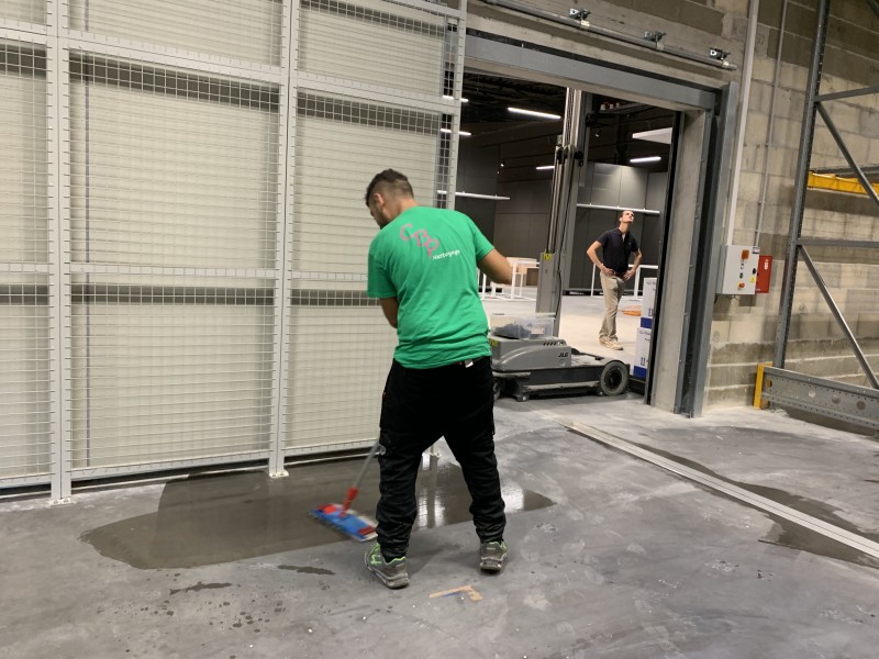 Nettoyage technique de hangars logistiques à Blanquefort : dégraissage des sols béton