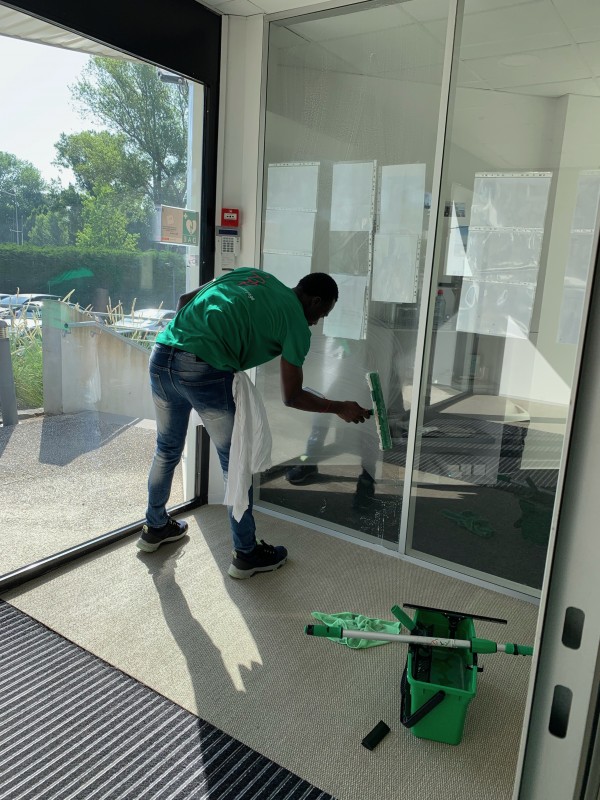 Nettoyage professionnel des vitres de sous-sol à Bruges, près de Bordeaux