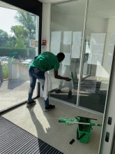 Nettoyage professionnel des vitres de sous-sol à Bruges, près de Bordeaux